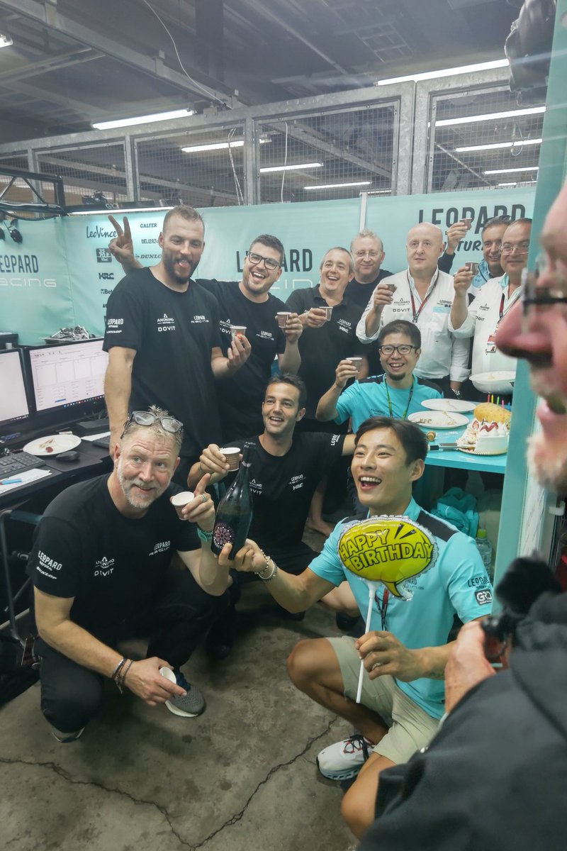 Massa315's tweet image. ライスポの新しいのを買ってきました。応援してるLEOPARDのチームが表紙、そして今年の選手名鑑が出てるので久々の購入。
今年はもてぎで優勝みたいですねぇ
(*´ω｀*)
#MotoGP_jp 
#LEOPARDracing