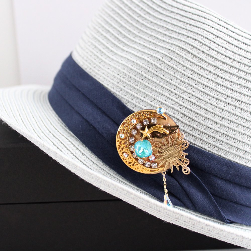 beads_radiant's tweet image. 【新作】星彩のブローチ

大粒のブルーのクリスタルが輝く
天体モチーフのブローチです。

①オーシャン ②アクアマリン ③ラグーナの3色です。
お好きなブルーはどれですか？

#モノヴィレ にも持って行きます！
creema.jp/item/15806133/… 
#ハンドメイド好きさんと繋がりたい #SwarovskiCrystal