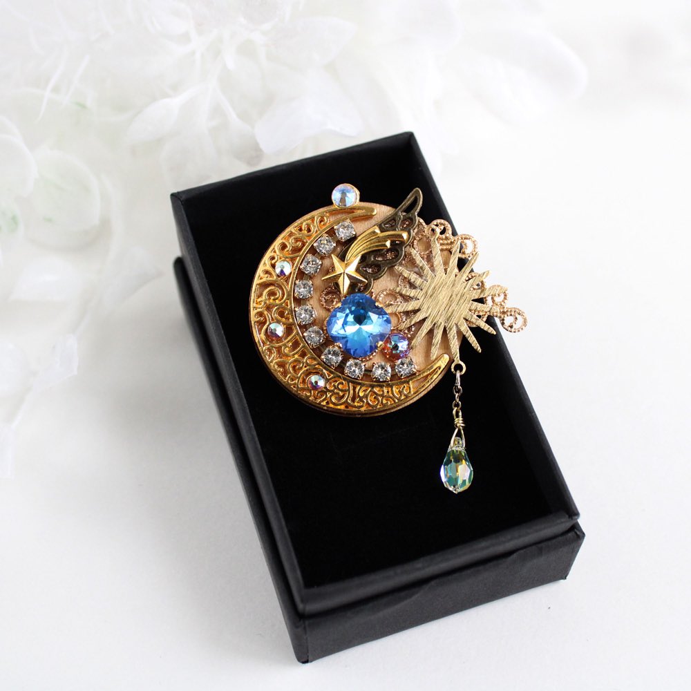 beads_radiant's tweet image. 【新作】星彩のブローチ

大粒のブルーのクリスタルが輝く
天体モチーフのブローチです。

①オーシャン ②アクアマリン ③ラグーナの3色です。
お好きなブルーはどれですか？

#モノヴィレ にも持って行きます！
creema.jp/item/15806133/… 
#ハンドメイド好きさんと繋がりたい #SwarovskiCrystal