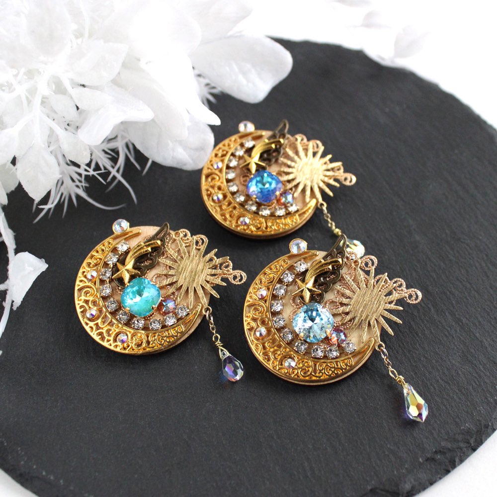beads_radiant's tweet image. 【新作】星彩のブローチ

大粒のブルーのクリスタルが輝く
天体モチーフのブローチです。

①オーシャン ②アクアマリン ③ラグーナの3色です。
お好きなブルーはどれですか？

#モノヴィレ にも持って行きます！
creema.jp/item/15806133/… 
#ハンドメイド好きさんと繋がりたい #SwarovskiCrystal