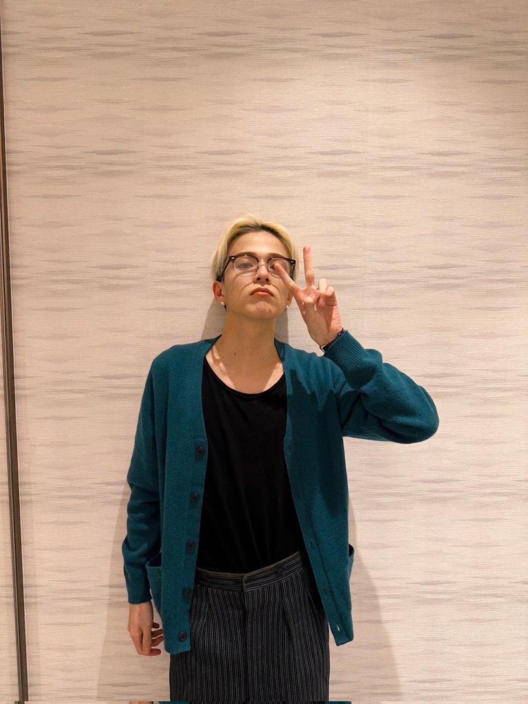 Casual style with a green cardigan that looks good on me, it adds my signature which is easily recognized by everyone. With this style, meeting Treasure Maker in Macau was very enjoyable and became a new memory for me. Thank you Macau, I hope we can meet again here.