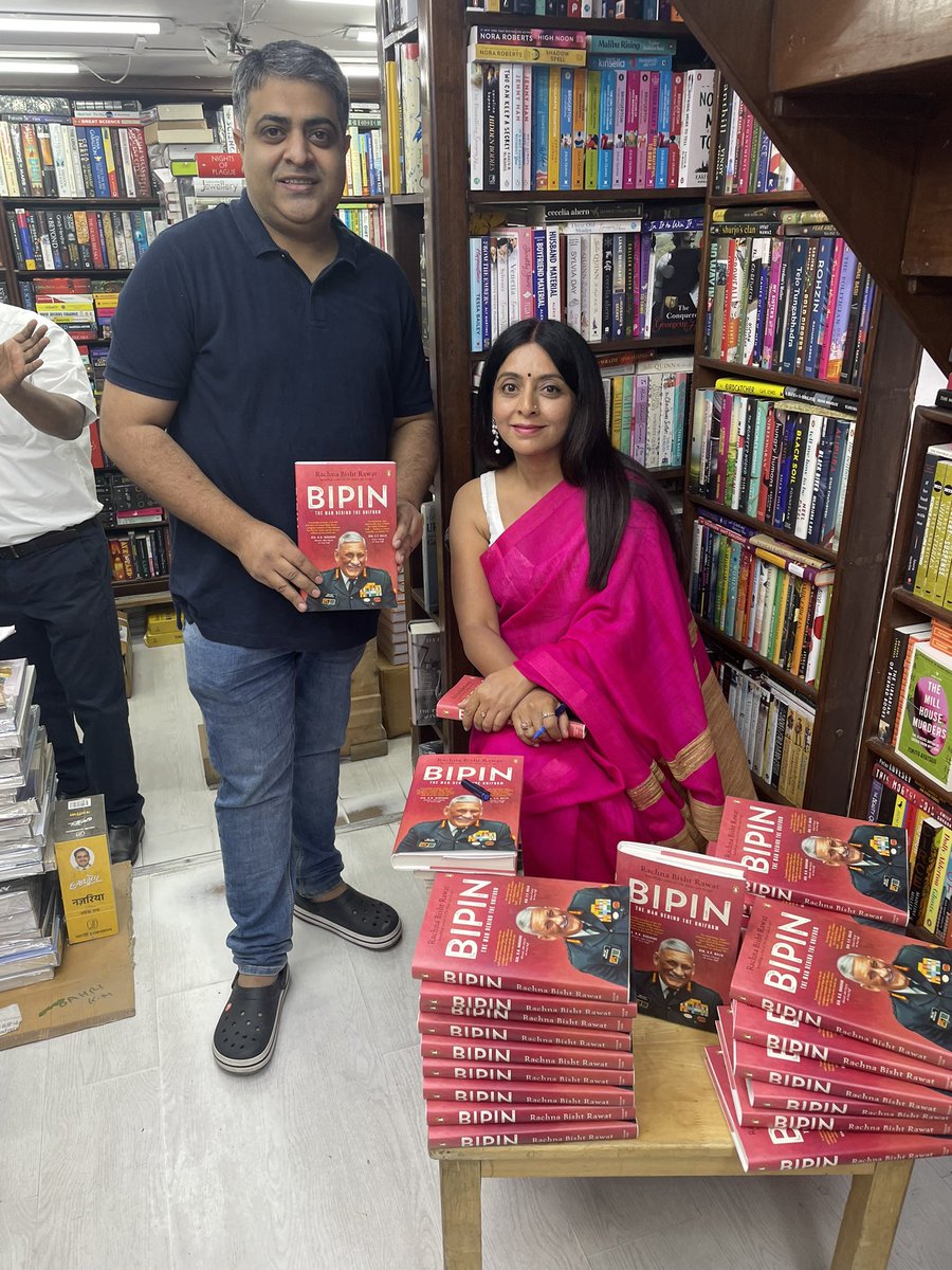 abhishektan's tweet image. It was a pleasure meeting @rachnabisht9 ma’am as she signed her books at @Bahrisons_books 
#authormeet #booksigning #bookstores #booktwitter