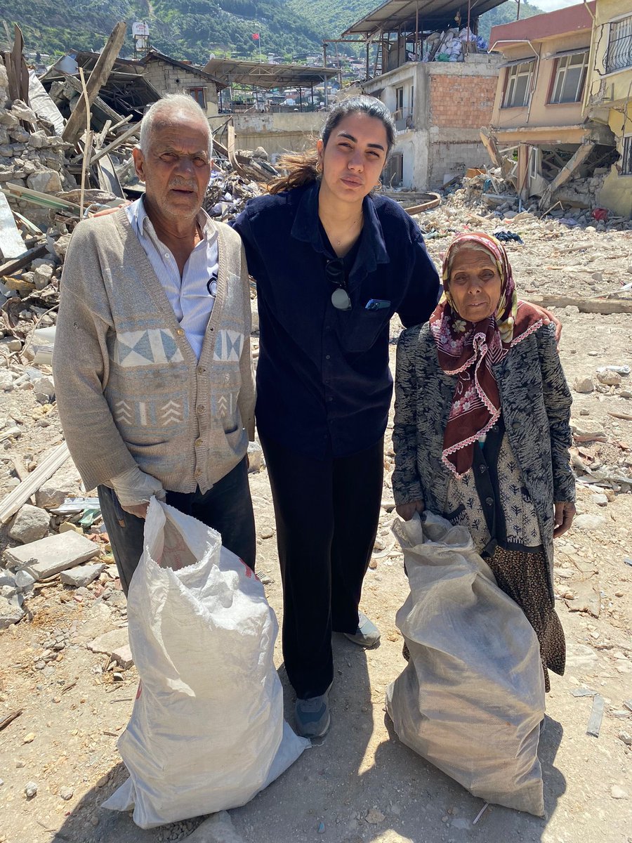 Ali Amca ve Havva Teyze
doğma büyüme Hataylılar.

Eskiden dondurma satarmış Ali amca..

“Her şeyim gitti” diyor…
Ellerindeki çuvallarda tahta var…

“Akşam soğuk oluyor yakmak için 
Topluyoruz” dedi.
Kurtuluş Caddesi’nde karşılaştık…