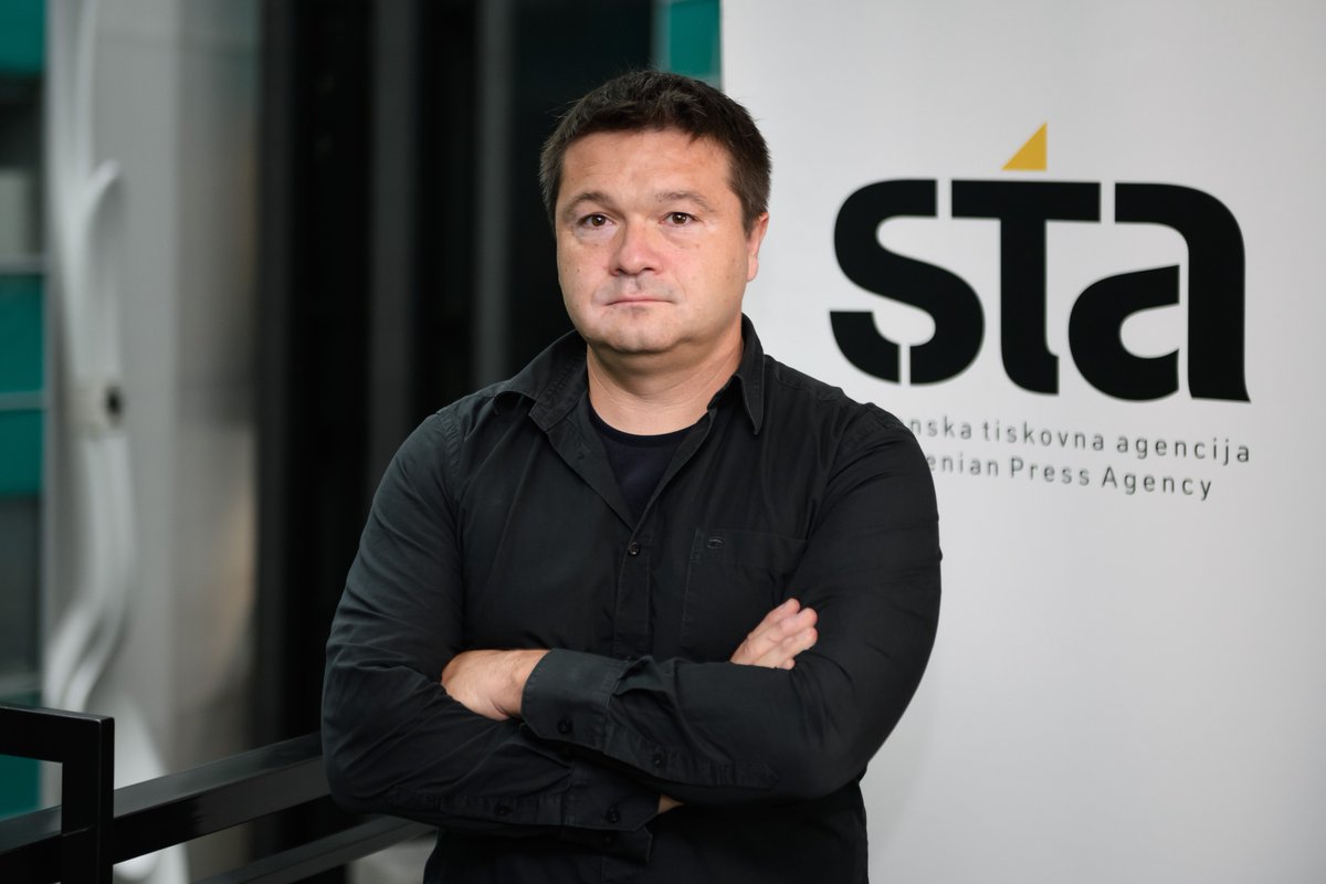 Aljoša Rehar, odgovorni urednik <a href="/STA_novice/">STA novice</a>:
»Algoritem se uči na preteklih primerih, popolne aktualizacije primera pa ni sposoben opraviti tako dobro kot človek. Človeški faktor bo težko nadomestljiv.«
❓🗣️: Neža Borkovič, Jakob Murovec in Nina Rozman
