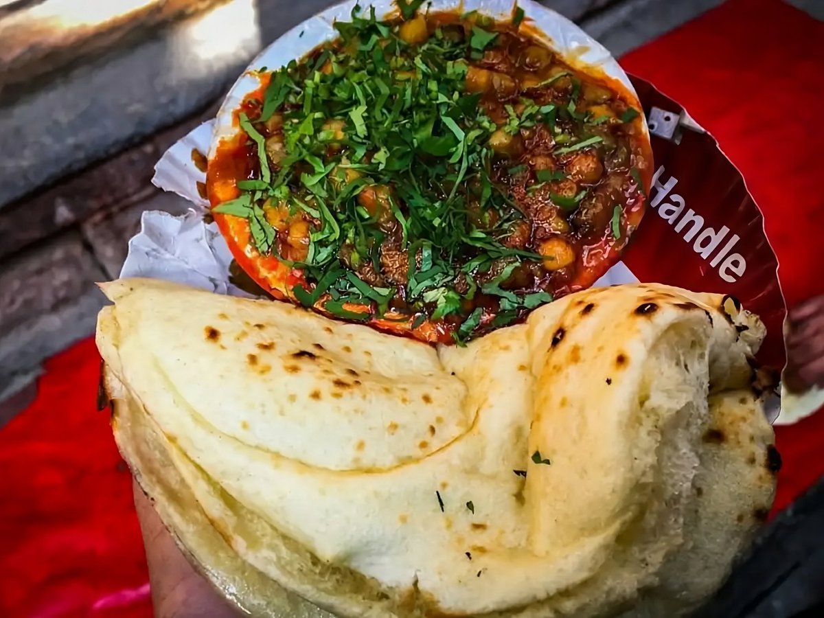 10 Delicious Vegetarian Dishes from Punjab 1. Kulche Chhole Thread