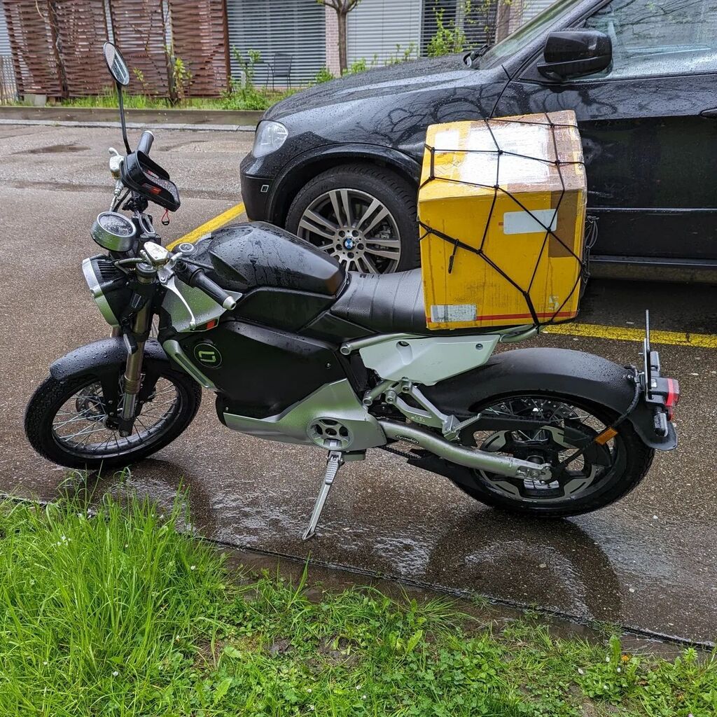 Office mail room: "we got a small.parcel for you".
Me: "I'm on a bike, is it really small?"
Office mail room: "sure". instagr.am/p/CraahU_LDTL/