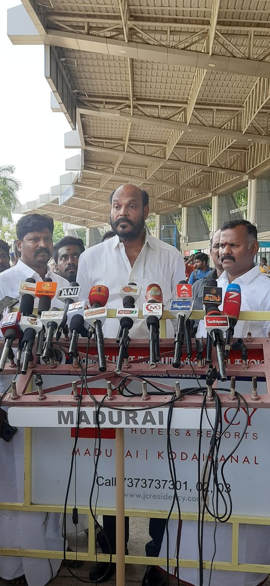 நேற்று (23.04.2023) மதுரை விமான நிலையத்தில் <a href="/TMMKofficial/">தமிழக மக்கள் முன்னேற்றக் கழகம்</a> தலைவர் திரு.<a href="/JohnPandianTMMK/">John Pandian</a> அவர்கள் செய்தியாளர் சந்திப்பின் போது.!

#Tmmkpartyleader #JohnPandian #Madurai #pressmeet #Airport #Maduraitmmkpartymembers