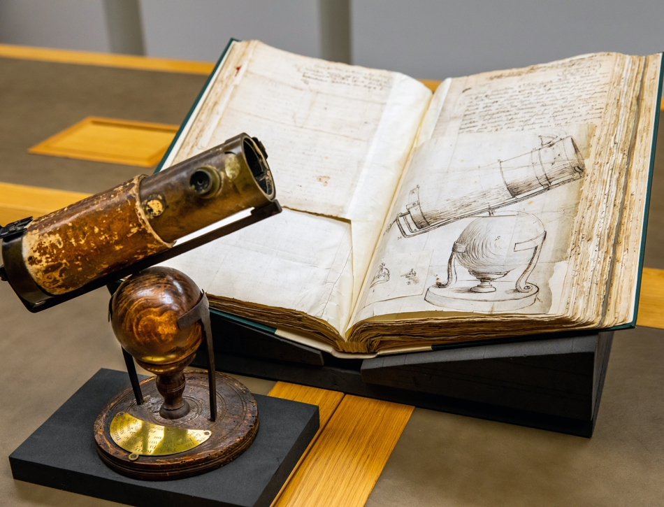 We are happy to announce the launch of our permanent digital archive portal #ScienceInTheMaking! Travel through 400 years of scientific history, from the earliest illustrations of dinosaur fossils to revolutionary scribblings from Newton, Hooke and Halley: royalsociety.org/news/2023/04/s…