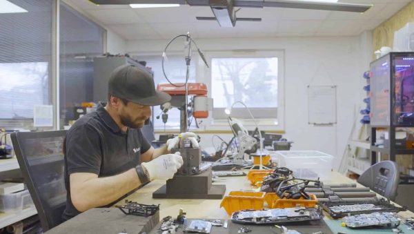 Depuis la création d'Escadrone, nous accompagnons nos clients sur leurs projets plus ou moins conventionnels, ce qui nous amène régulièrement à modifier les machines pour quelles puissent emporter certains capteurs non prévu pour un usage drone ⚙️

➡️ Nous avons donc créé ...