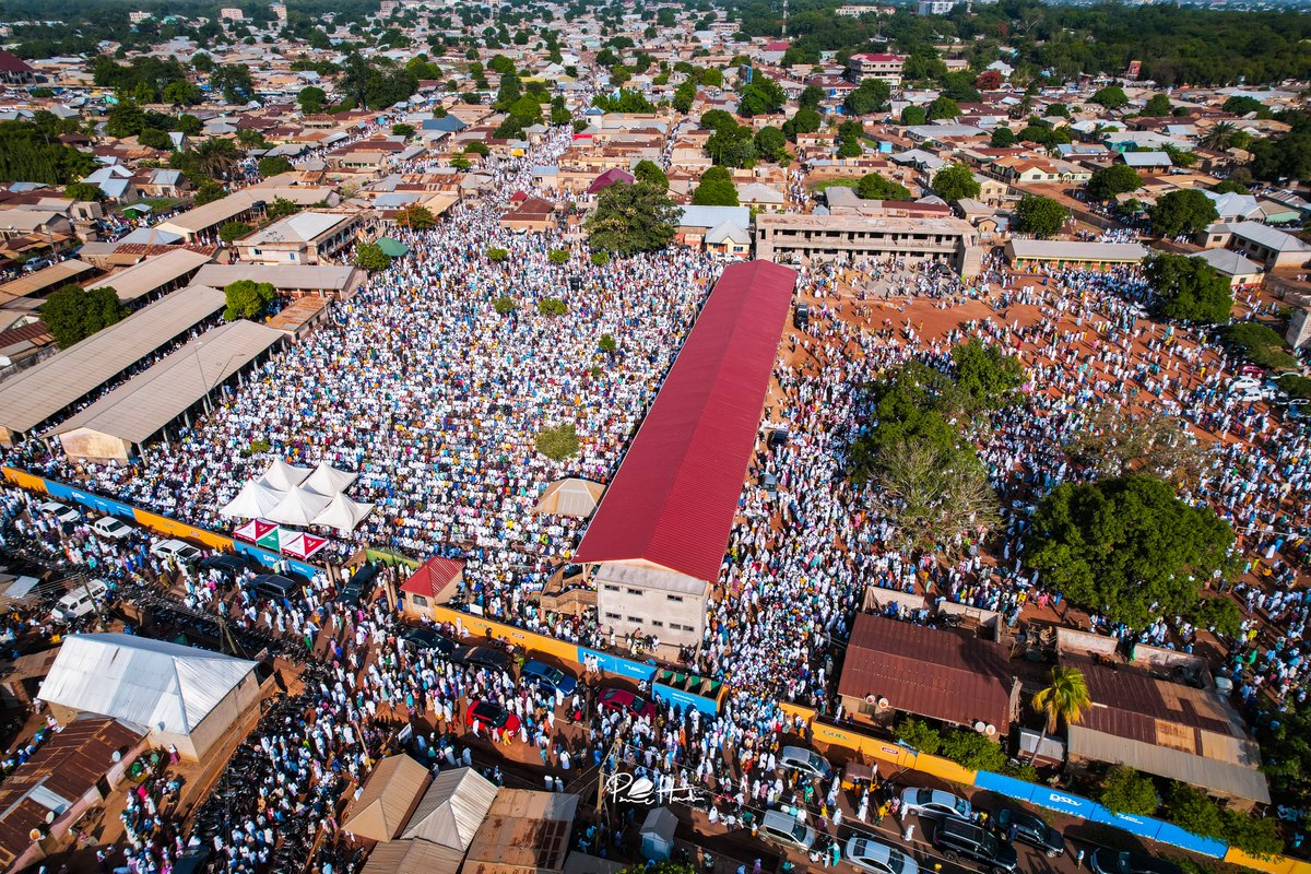 princeofcfc's tweet photo. Eid Mubarak from Anbariya Community, Tamale - Ghana #EidMubarak #thedronelieutenant #princehamdan https://t.co/0oiaUyRobJ