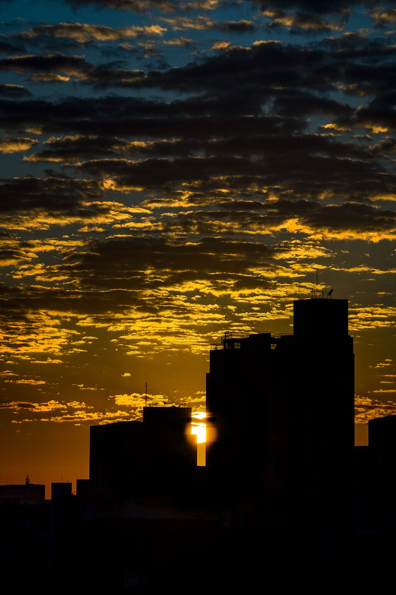bonturim's tweet photo. Bom Dia SP! Amanhecer lindo de outono aqui na capital! #BDSP https://t.co/ytgOZMbYcB