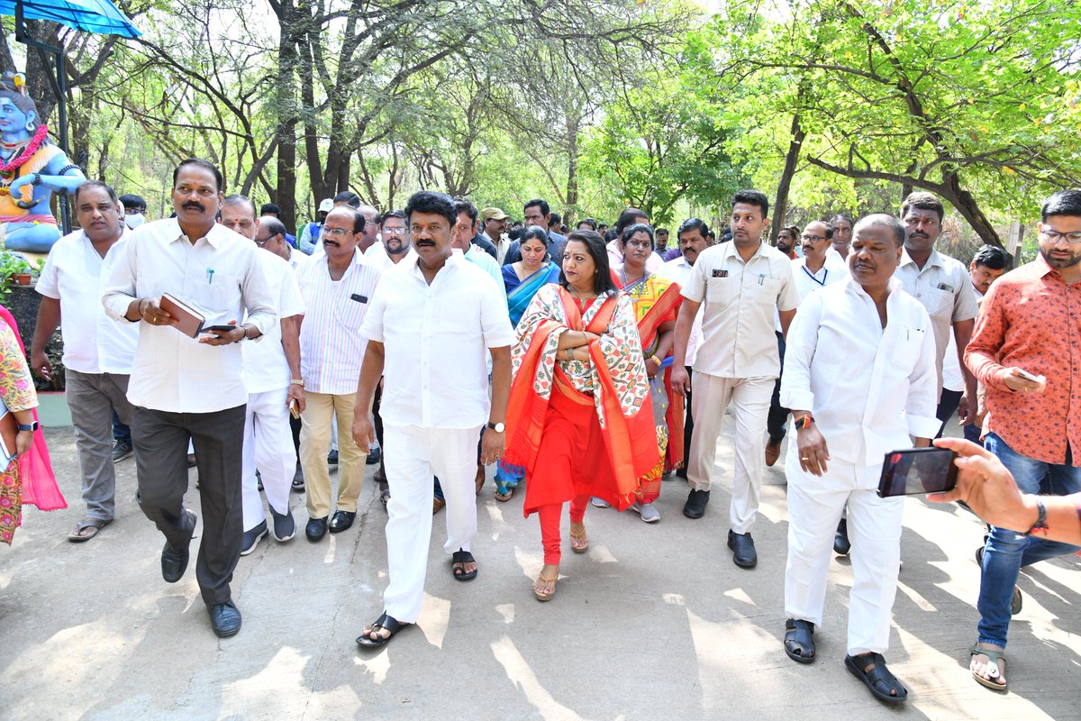 gadwalvijayainc's tweet photo. Along with Minister @YadavTalasani Garu, Inspected the ESI Graveyard Developmental activities & Nala Development works at Divya Shakthi Apartments. Minister instructed officials to adhere to action plan in a week. @CommissionrGHMC,  @ZC_Khairatabad and other @GHMCOnline officials were present.