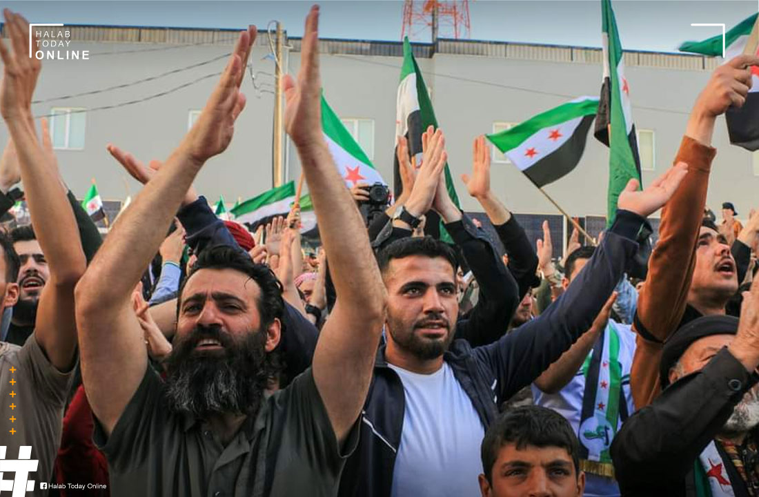 HalabTodayTV's tweet photo. خروج مظاهرة في مدينة الباب شرق حلب أمس الأحد تحت شعار "لا للتطبيع مع الأسد المجرم"
#لا_للتطبيع_مع_الأسد_المجرم
#nonormalizationwithcriminalassad https://t.co/Aje8mZfEf7