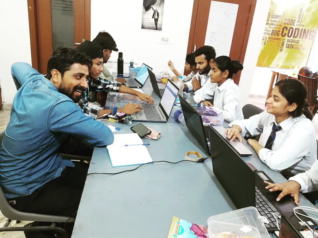 Blueheartlab's tweet image. Again exciting times at Blue Heart Lab! we have the privilege of leading an embedded &amp;amp; IoT training, and here are some pics to show you all the fun we have during training. From coding to build projects in nodemcu &amp;amp; raspberry pi🥇#iot #nodemcu #raspberrypi #embedded #blueheartlab