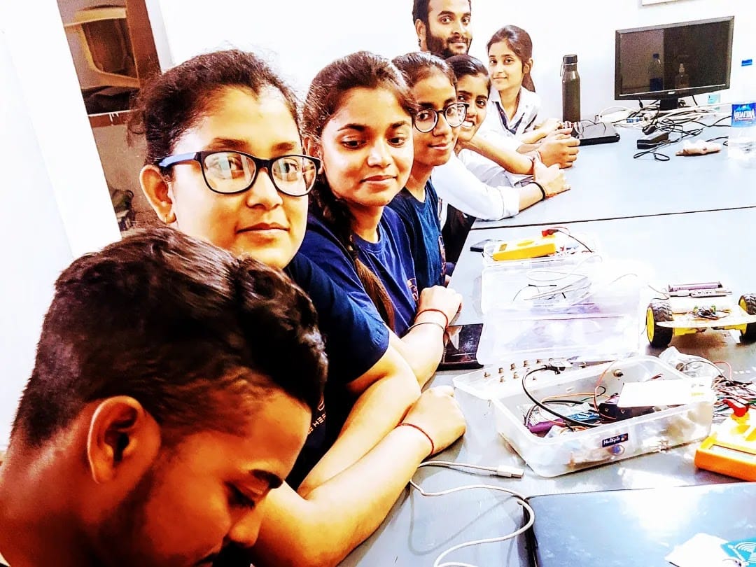 Blueheartlab's tweet image. Again exciting times at Blue Heart Lab! we have the privilege of leading an embedded &amp;amp; IoT training, and here are some pics to show you all the fun we have during training. From coding to build projects in nodemcu &amp;amp; raspberry pi🥇#iot #nodemcu #raspberrypi #embedded #blueheartlab