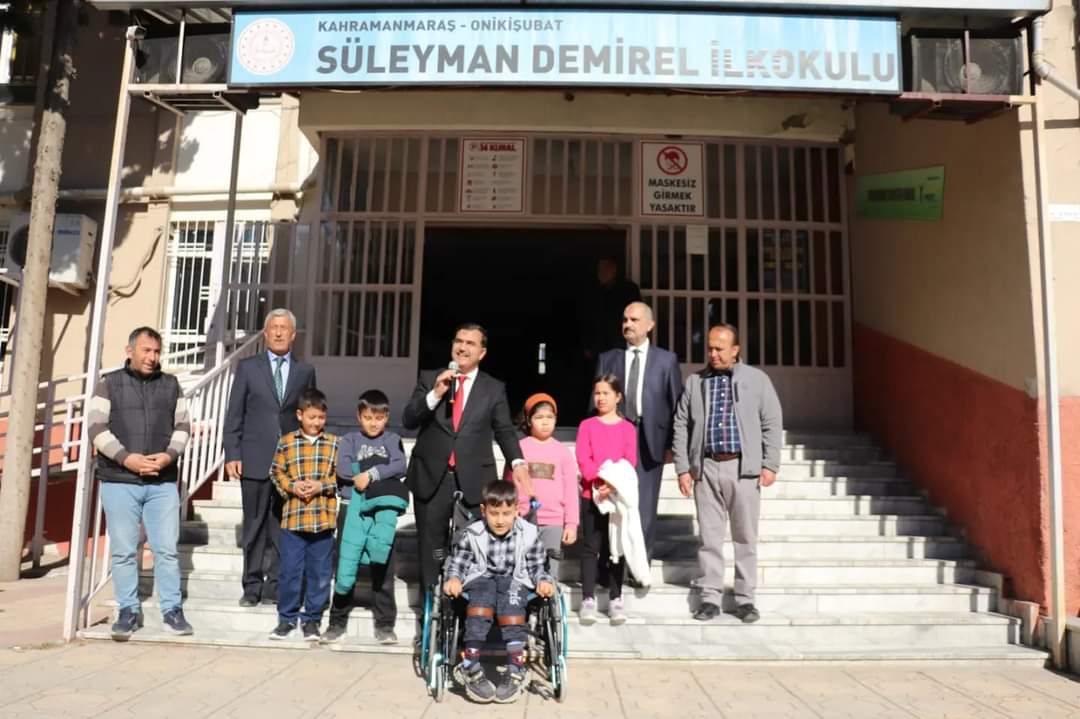 İl Millî Eğitim Müdürümüz Yusuf Kahraman ve İlçe Milli Eğitim Müdürümüz Enver Gökşen bugün itibariyle eğitim ve öğretime tekrar başlayan okullarımızın açılışını temsilen Onikişubat Süleyman Demirel İlkokulu'nda öğretmen ve öğrencilerimiz ile bir araya geldi.

<a href="/kmarasilmem/">Kahramanmaraş İl Millî Eğitim Müdürlüğü</a>