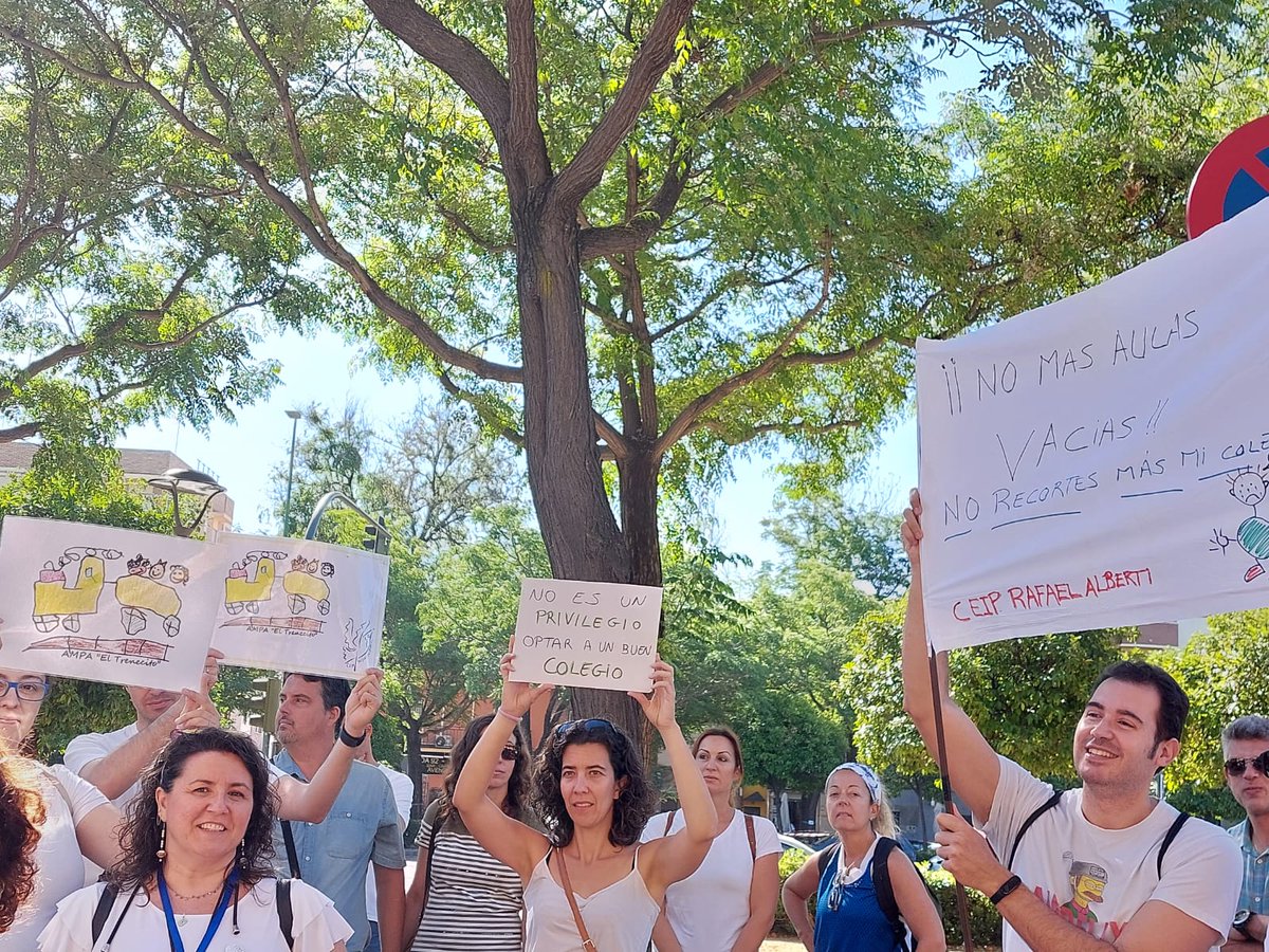 ampatrenecito's tweet photo. Las familias del @CeipAlbertidh se concentran ante la delegación provincial de Desarrollo Educativo @EducaAnd para reclamar la segunda línea de Infantil
#PorLaSegundaLínea https://t.co/TKGkYfh5B2
