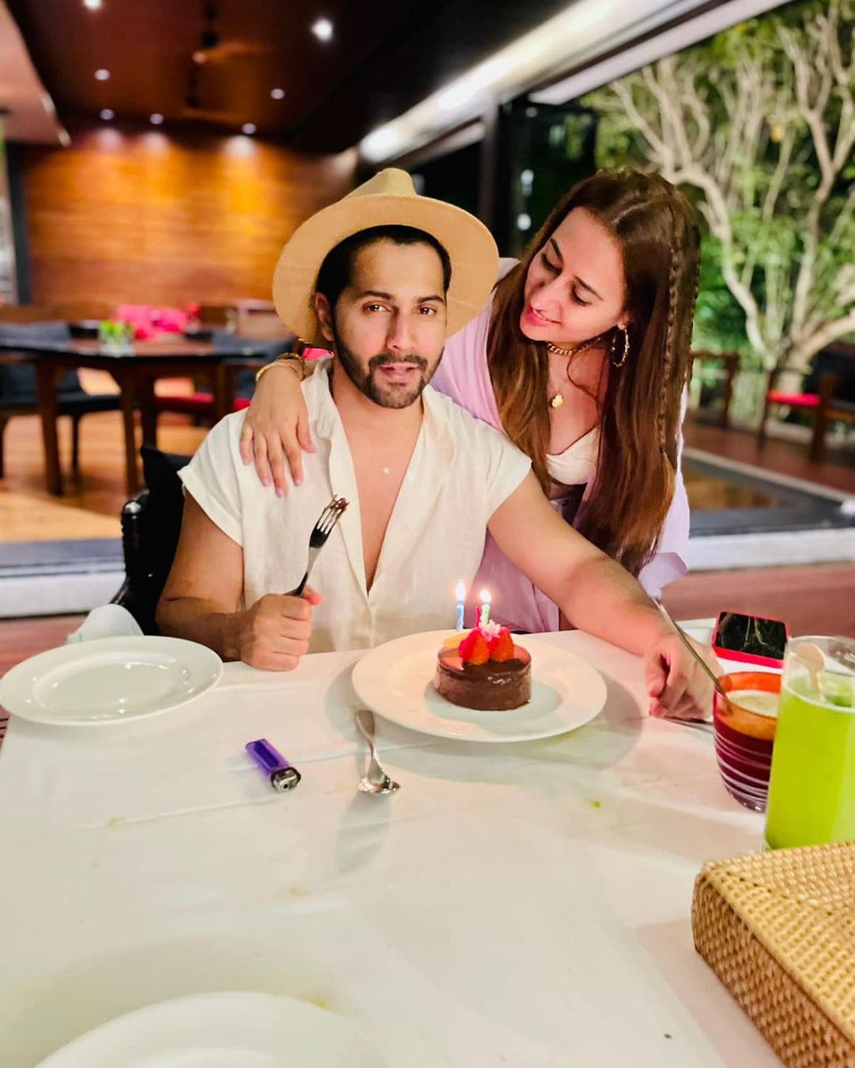 _shrextra24's tweet photo. This user is shedding happy tears right now 😭💜
#HappyBirthdayVarunDhawan #VarunDhawan @Varun_dvn https://t.co/m5xW9Wu8gT