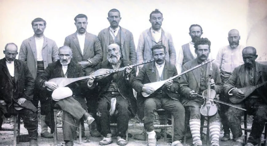 Âşık Veysel Yılı’nda usta ozan, kapsamlı bir sergiyle Taksim AKM’de anıldı. Erkan Doğanay küratörlüğündeki sergi şimdi İzmir Resim Heykel Müzesi ve Ankara Resim Heykel Müzesi yolcusu. Serginin yaz rotası ise Âşık Veysel’in memleketi Sivas. 

<a href="/doganayerkan/">Erkan Doğanay</a>

bit.ly/440YHWX