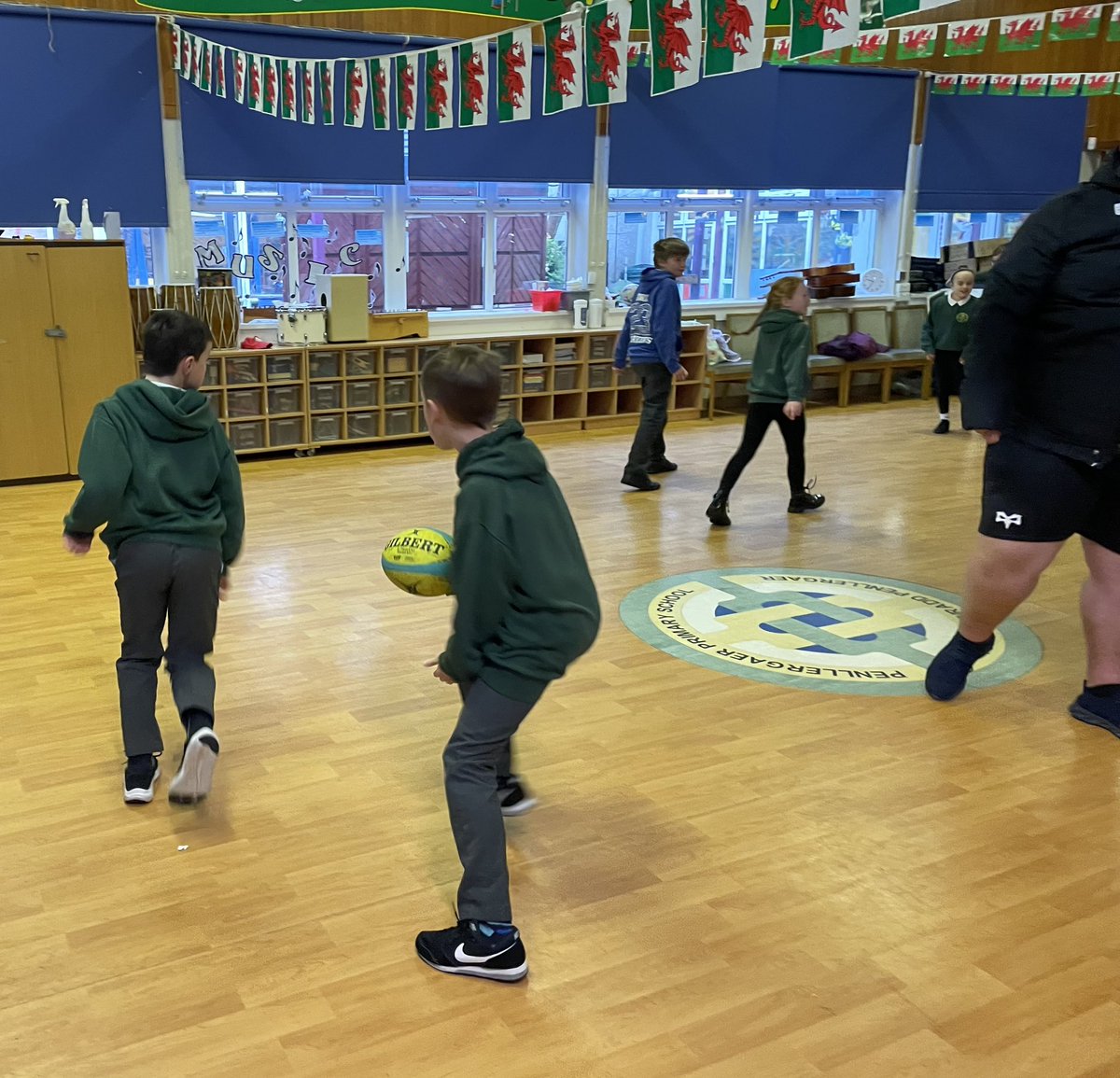 PenllergaerP's tweet image. 🏉 Great session this morning with @ospreys Lovely to see the enthusiasm and love of rugby in our Year 5/6 pupils. We’re looking forward to the next session! @MarkStobbs2 #ppshw #ppscom #ppshci