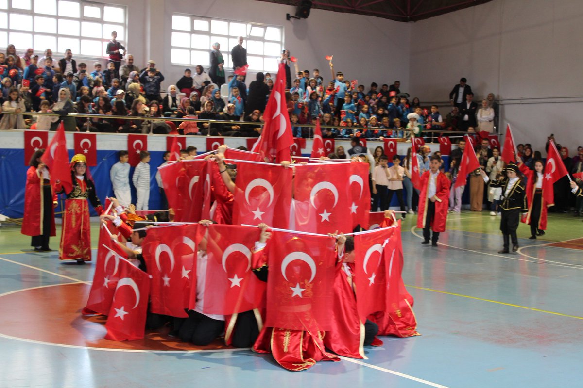 İlçemizde 23 Nisan Ulusal Egemenlik ve Çocuk Bayramı kapalı spor salonunda coşkuyla kutlandı.