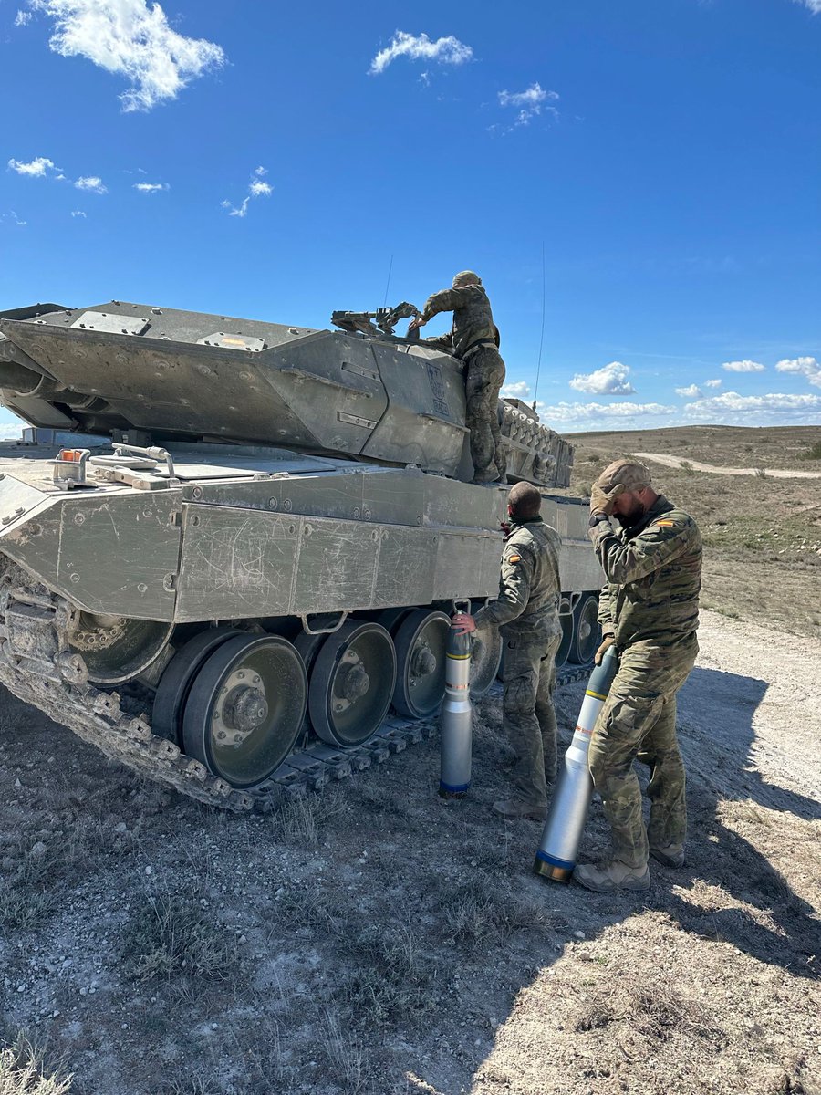 Aquí te dejamos algunas fotos que puedes ver en el #LadoB de este fin de semana.  

📷 Esteban Maiza
#Ucrania #Leopard #Zaragoza
