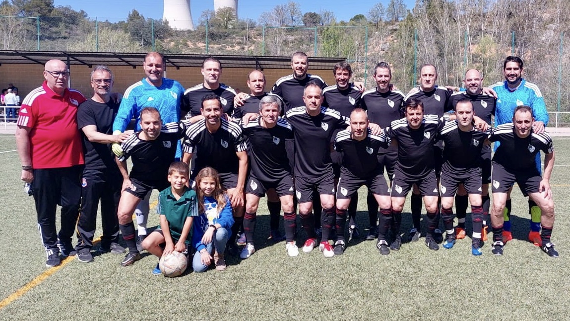 FFCM_es's tweet photo. 📰 NOTICIA |

▶️ La #selecciónCLM de Veteranos se impone a la @RFFM_oficial en un partido amistoso disputado en Trillo (Guadalajara)

▶️ Mario, Jorge Vega y Jesús Gómez, en dos ocasiones, anotaron los goles castellanomanchegos

🔗 https://t.co/6kfhjonPt6
 
#somosCLM | #genCLM https://t.co/oyl4TnkdoF