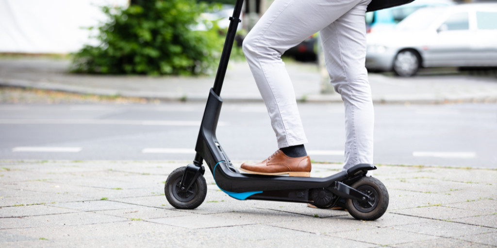 DGTes's tweet image. Los usuarios de #VMP tienen prohibido conducir haciendo uso manual del teléfono #móvil o utilizando #cascos o #auriculares conectados a aparatos receptores o reproductores de sonido.

La sanción sería de 200 €. 

👉yrevista.dgt.es/3wK2oS3

#CeroRiesgos