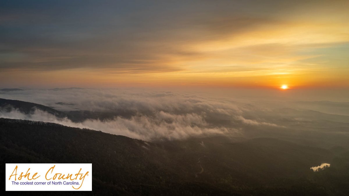 RealAsheChamber's tweet photo. Fog in the Valley 😍

#ashecounty #ashecountync #visitashe #thecoolestcorner #westjefferson #blueridgeparkway #blueridgemoments #blueridgemountains #mountainlife #devilstairs #lovenc #canoethenew https://t.co/rFpA49qPfo