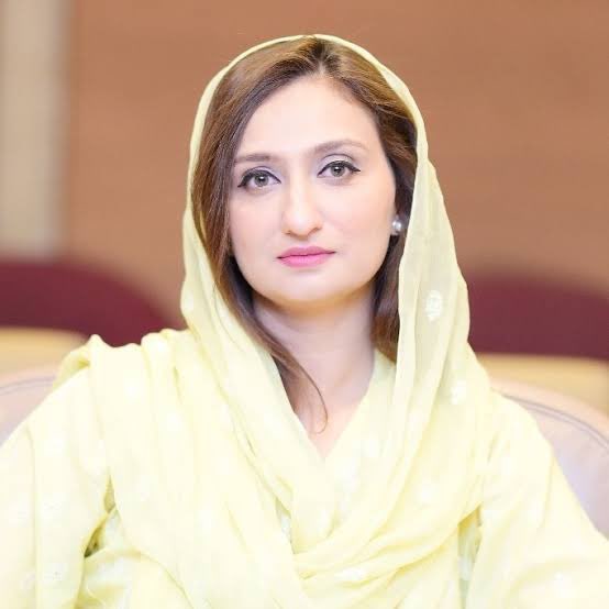 TrueBot98's tweet photo. جو تیرے معیار تک نہ پہنچ سکے۔
وہ تیرے کردار پر بھونکتے ہیں۔
Stay safe and strong!
Nation is with you.
@MalBokhari
#WestandwithMaleekaBokhari
#UIKH https://t.co/R40xG4A4TV
