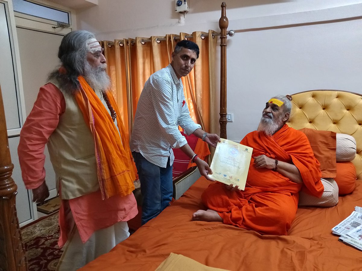BABANKMISHRA's tweet photo. जगतगुरु शकराचार्य श्री स्वामी वाशुदेवाननंद सरस्वती जी महाराज
को कल 6 अप्रैल 2023 विश्व शान्ति महायज्ञ में आने हेतु आमन्त्रित किया।
वह कल 2 बजे से कार्यक्रम में उपस्थित रहेंगे। https://t.co/UstU9oVxy1