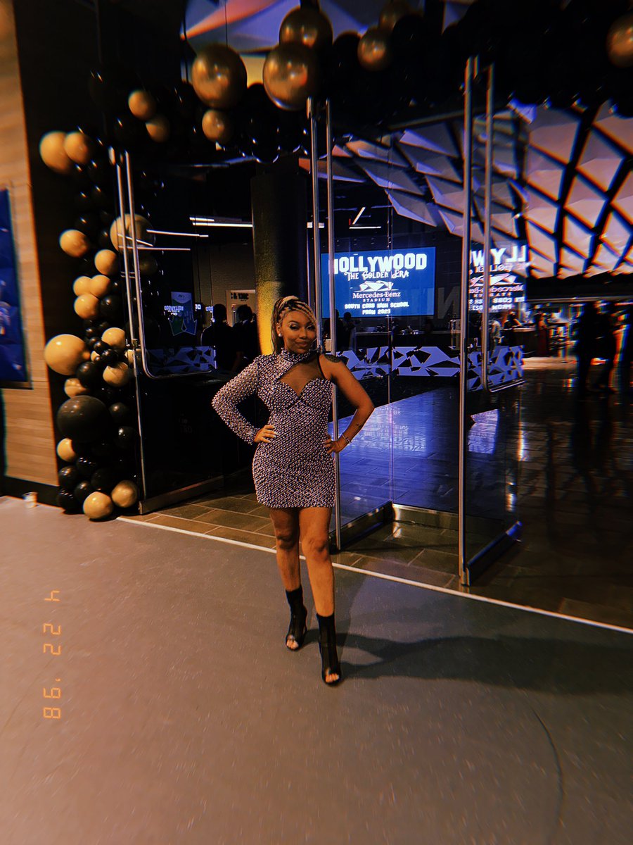 au_listen's tweet photo. And the award for best dressed chaperone goes to Ms.Hollywood herself 🏆 https://t.co/KeMEuVIz0R