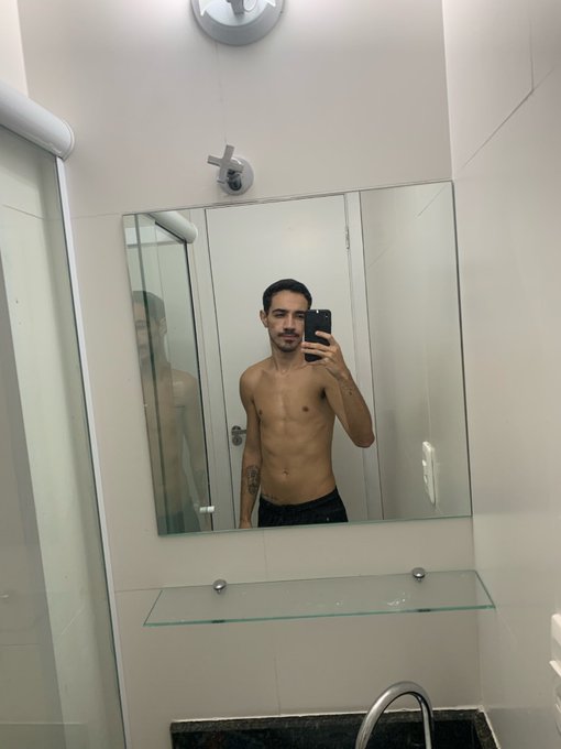 Cara de cansado, mas pelo menos t&ocirc; gostoso https://t.co/VAtNjylZtR<a href="/tag/eunascilgbt"class="tags"><span>#eunascilgbt</span></a>