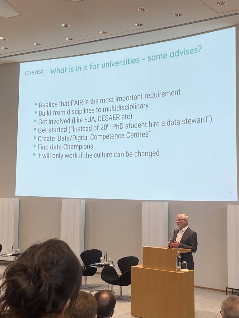 Rat an #Hochschulen in Bezug auf #FDM von Prof. Dr. Karel Luyben: 

„Get started ("Instead of 20th PhD student hire a data steward")“

Hochschule Mainz ist mit
@FDMatHAWrlp ja schon gut dabei ☺️