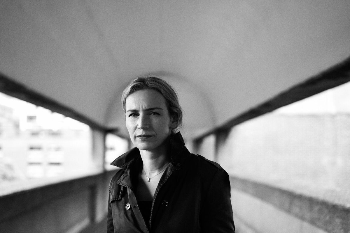 Vel heppnaðri hátíð <a href="/LitRvk/">Reykjavík Literary Festival</a> lauk í gær, á degi bókarinnar. Meðal erlendra gesta var Lea Ypi, sem fjallar um æsku sína í sérstæðu kommúnistaríki Envers Hoxha í bókinni Frjáls. Hér rýnir @IllugiJokulsson í verkið og sögu Albaníu í víðari samhengi 👏🐉🗺️
👉bit.ly/40B1KBY