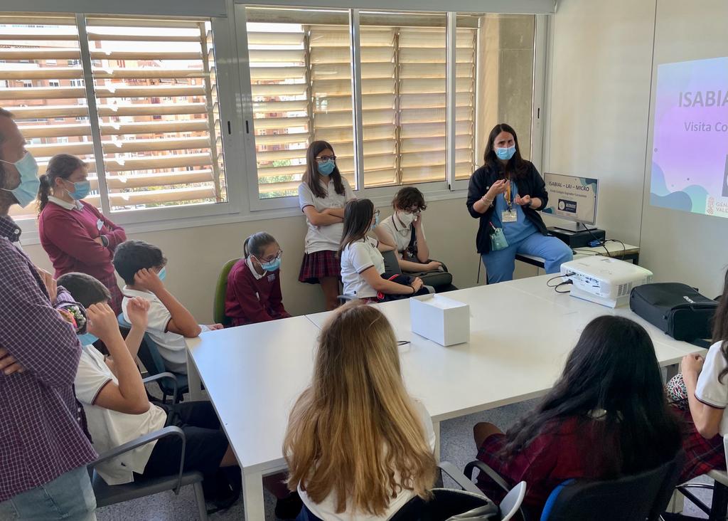 isabial_iis's tweet photo. 📸Un grupo de alumnos y alumnas del Colegio Sagrados Corazones de Alicante pasa una mañana en  @isabial_iis 

🧪El estudiantado visita espacios de @MicrobiologiaH , @Biobanco_HGUA o @SimIAlicante para conocer la labor de científic@s gracias @MednightGTS https://t.co/mhRTKJgx0q