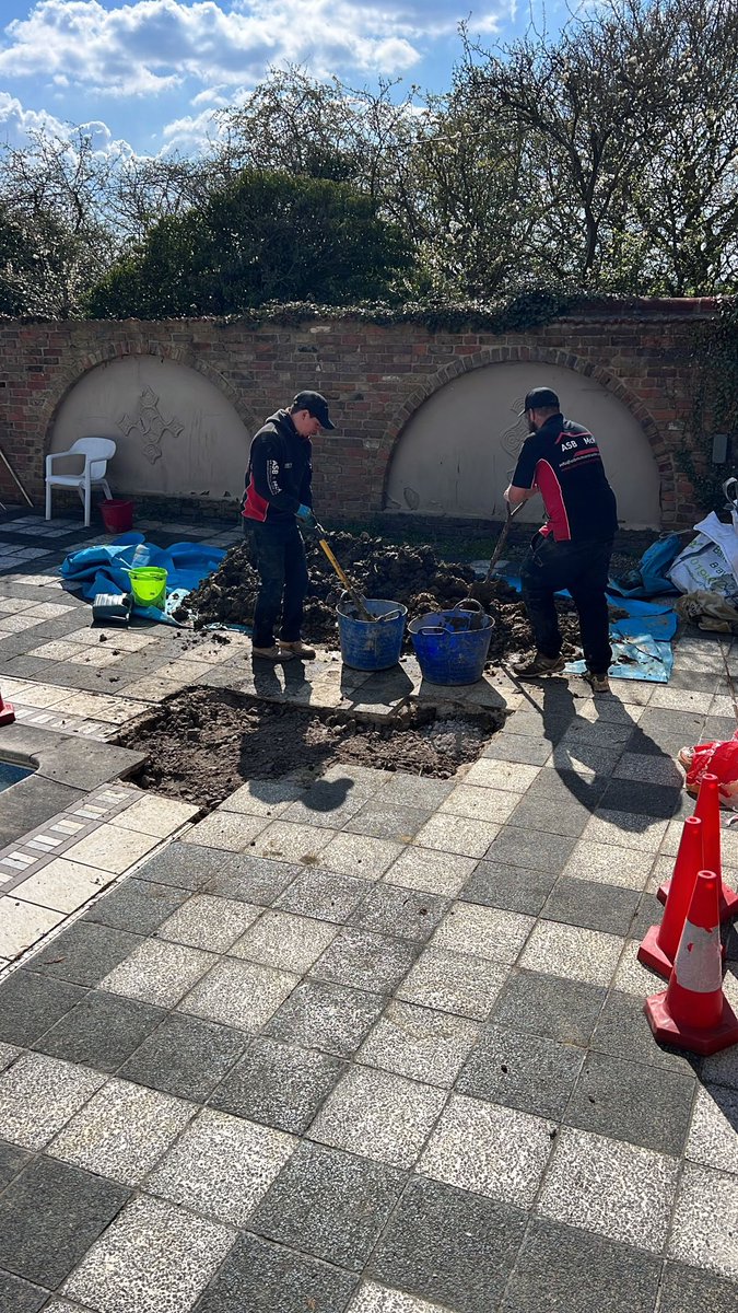 asb_mcm's tweet photo. Our team working on a couple of outdoor repair jobs. 

Always dressed and representing the companies high standards https://t.co/kGEP6Lj7BT