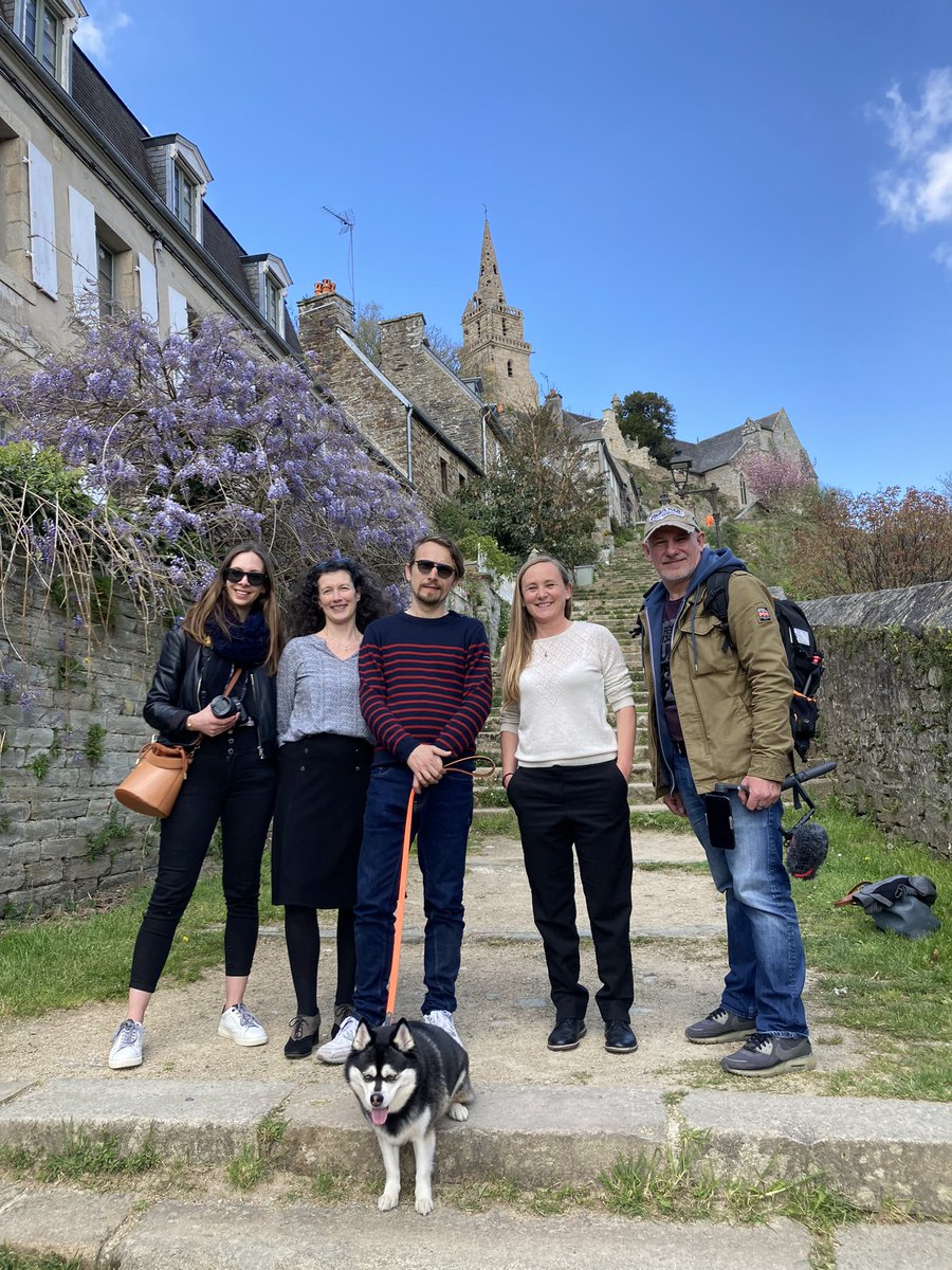 Tournage à Toute Berzingue <a href="/a_tt_Berzingue/">Lorant Deutsch - A Toute Berzingue !</a> dans les escaliers de Brélévenez @ville_lannion sur la Côte de Granit Rose @OTCGranitRose