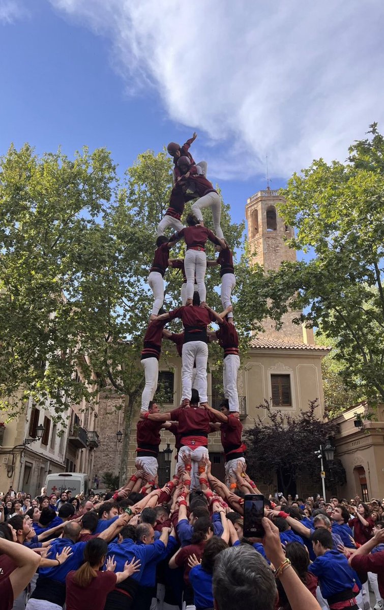 CdSarria's tweet photo. Aquest dissabte va ser la diada de Primavera!

✨Hi vam fer un pd4 de dol, 2pd4 (1 i), 7d6, 4d7, 5d6, pd5 i 3pd4.

És el primer 7d6 de la nostra història i el 4d7 més matiner!

Magnífic ambient a plaça (i de festa) amb els nostres padrins @cvg_cat Gràcies pel suport en tot! 🫶 https://t.co/BfC1VIS447