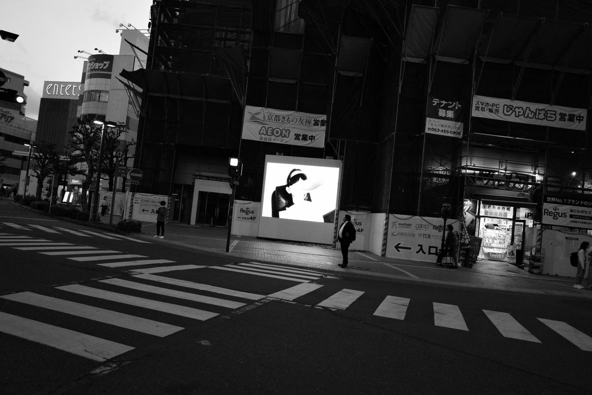 Hamamatsu, April/2023.
dansuzukiphotography.com

#japan #streetphotography #ricoh #ricohgriii #shootGR #grist #voidtokyo #streetsinblackandwhite #monochrome  #blackandwhitephotography #spicollective #grsnaps #snapshot #streetlife #shootgr_hamamatsu #streetphotographer #28mm