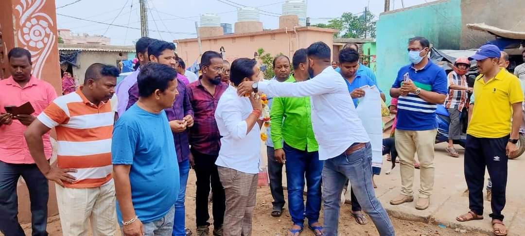 BiswalSouvic's tweet photo. ସ୍ଥାନୀୟ ପ୍ରତିନିଧି, ମୁରବୀ, ଗୁରୁଜନ, ବୁଦ୍ଧିଜୀବୀ, ଜନସାଧାରଣ, ଯୁବ ତଥା ବରିଷ୍ଠ ନେତୃମଣ୍ଡଳୀ, କର୍ମକର୍ତ୍ତା ଗଣ ଓ ଅଙ୍ଗନବାଡ଼ି ସଦସ୍ୟା ମାନେ ଉପସ୍ଥିତ ଥିଲେ। ଉପସ୍ଥିତ ସଭିଙ୍କୁ ମୋର ଆନ୍ତରିକ ଶୁଭେଚ୍ଛା ଜଣାଇବା ସହ ଅଶେଷ ଧନ୍ୟବାଦ୍ ଜ୍ଞାପନ କରୁଛି।🙏
#ବିକାଶ_ପଥରେ_କଟକ_ମହାନଗର 💐
#DevelopmentWorksInCuttack 👏 #Odisha https://t.co/9jpxZvP6ZE
