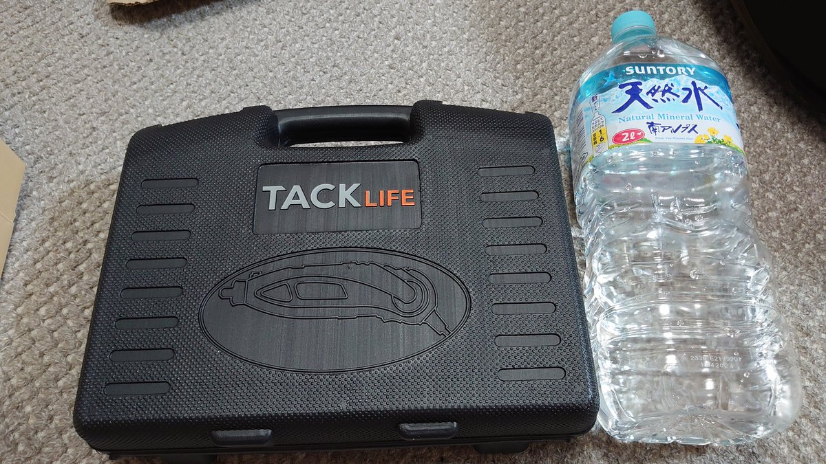 satotter7's tweet photo. なんかでけぇの届いたと思ったら2000円のミニルーター🧰なんかよく分かんないの沢山入っててガチ安じゃね？
これで足つぼ棒の量産を👌

#tacklife https://t.co/46Q84T85lo