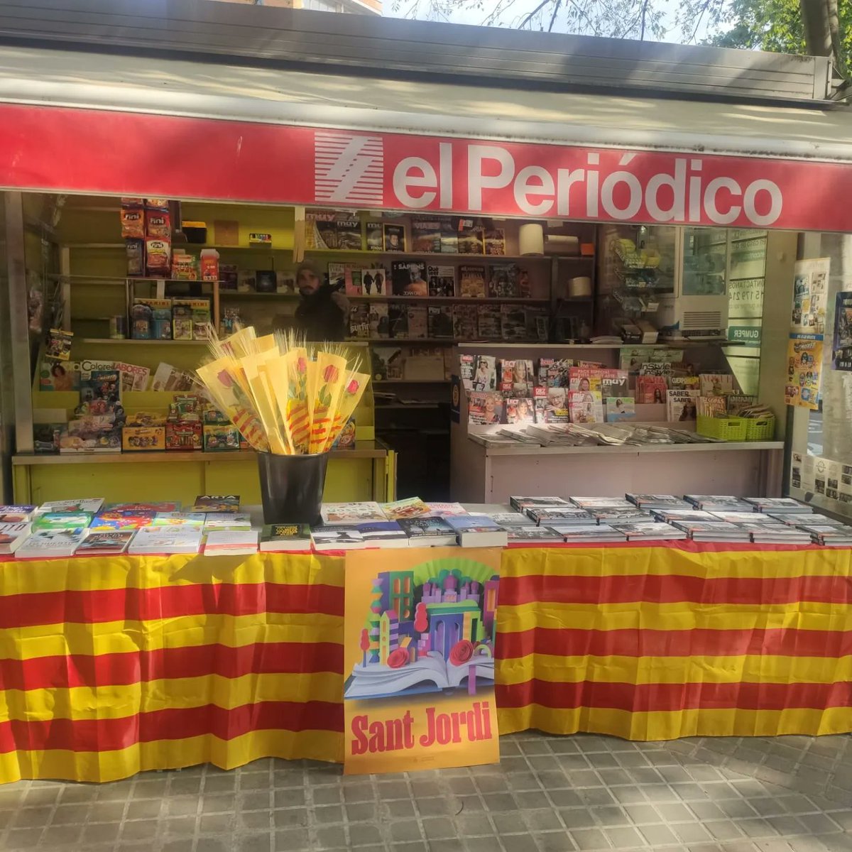 diverscoop's tweet photo. Ens fa molta il·lusió compartir amb vosaltres com van lluir els nostres quioscos ahir per la Diada de Sant Jordi plens de roses i llibres ❤️
Recordeu que sempre és un bon moment per gaudir de la lectura, us esperem😊
______
Nos hace mucha ilusión compartir con vosotros como https://t.co/coTh6i9Bs0