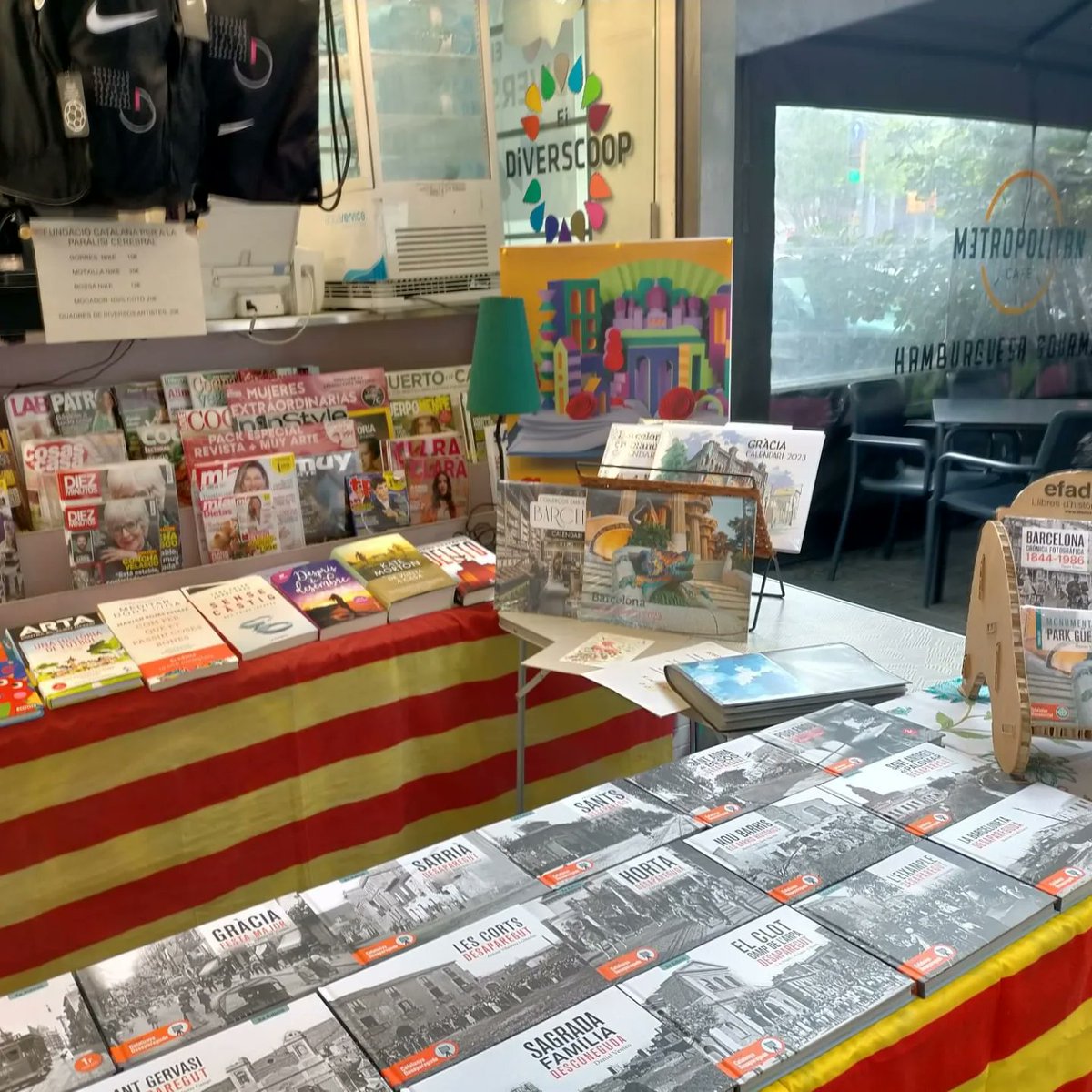 diverscoop's tweet photo. Ens fa molta il·lusió compartir amb vosaltres com van lluir els nostres quioscos ahir per la Diada de Sant Jordi plens de roses i llibres ❤️
Recordeu que sempre és un bon moment per gaudir de la lectura, us esperem😊
______
Nos hace mucha ilusión compartir con vosotros como https://t.co/coTh6i9Bs0