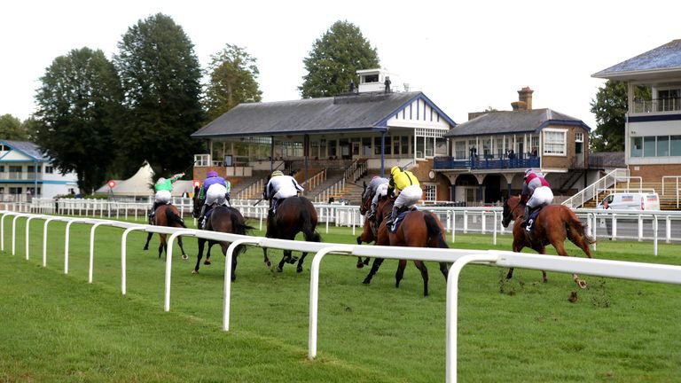 💷 If Spoof wins the 15:45 at Windsor today I’ll give one of you £40 in CASH! 

To Enter ⬇️

1️⃣ RT this Tweet 🔄
2️⃣ Like this Tweet ❤️ 
3️⃣ Follow <a href="/BenBeard2/">Ben Beard</a> 

YOU MUST follow the account!

#HorseRacing