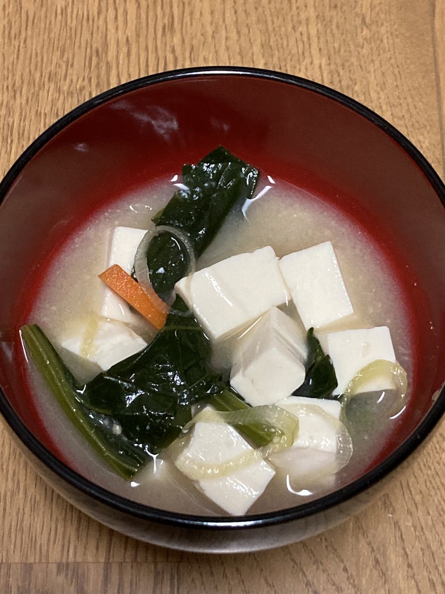 moemiso's tweet photo. シンプルが多い我が家の朝のお味噌汁。今日は盛りだくさん。
豆腐、ほうれん草、にんじん、ねぎ
お味噌は朝食用ブレンド味噌。

https://t.co/UsXDMX2xsn

#合わせ味噌
#生き味噌 https://t.co/VrU76DeQN5
