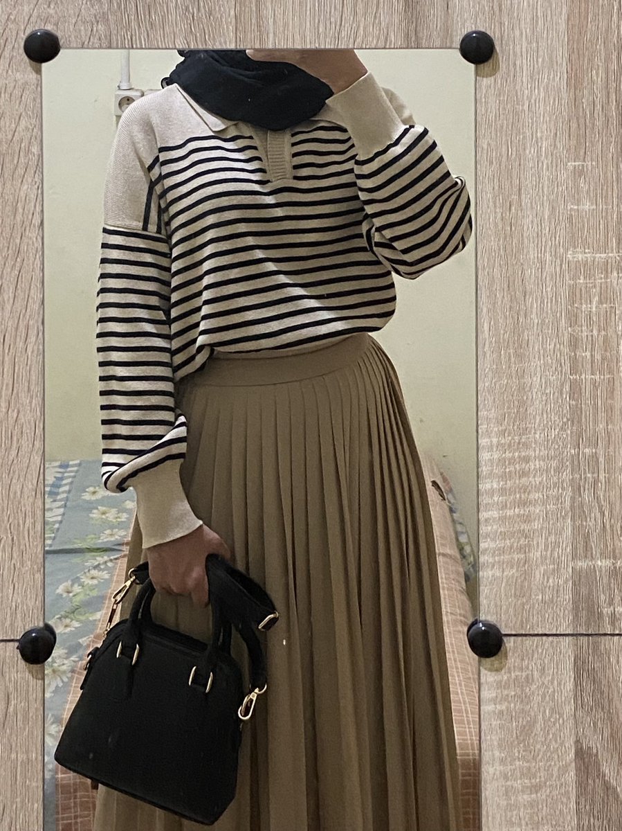 Top : tebel, bahan knit tapi bkn tipe yg soft knit jadi rada gatel (rata rata kalo bukan soft knit emang gatel. Aku punya hnm bahan gt jg sedikit gatel) tp nyaman dipake. Model timeless shope.ee/1q69QICD8S
Rok: uniqlo
Tas: timeless, minus tali tipis shope.ee/9zRr9LoVD3