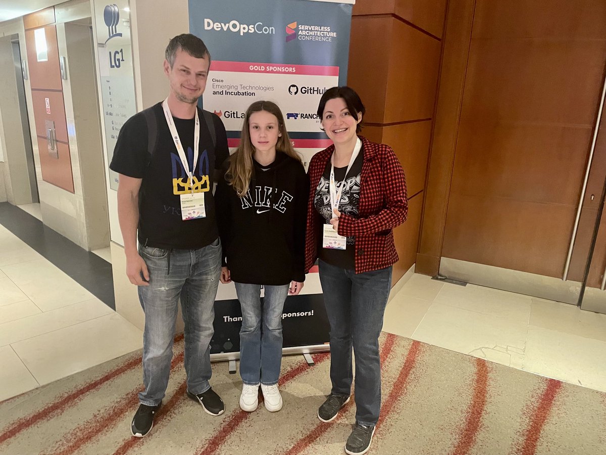 DivineOps's tweet image. Team Ukraine at #DevOpsCon London with ⁦@antonbabenko⁩ and his daughter 💙💛