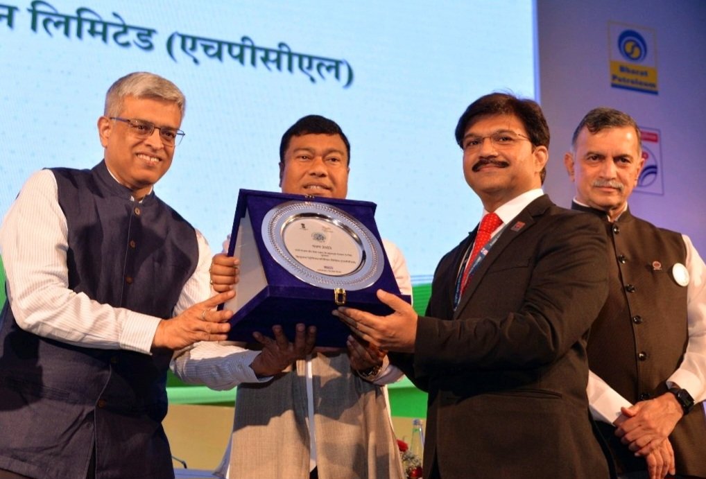 HPCL's tweet photo. #Saksham2023 fortnight with theme 'Energy Conservation Towards Net Zero' inaugurated by Hon MoS P&amp;NG, L&amp;E Sh @Rameswar_Teli at Delhi
On #HPCL behalf, our Dir.-Mktg, Sh Amit Garg, received Award for 'Significant Contribution Towards Fuel Conservation' from Hon MoS-P&amp;NG &amp; Secy-P&amp;NG https://t.co/vu8xiUntq0