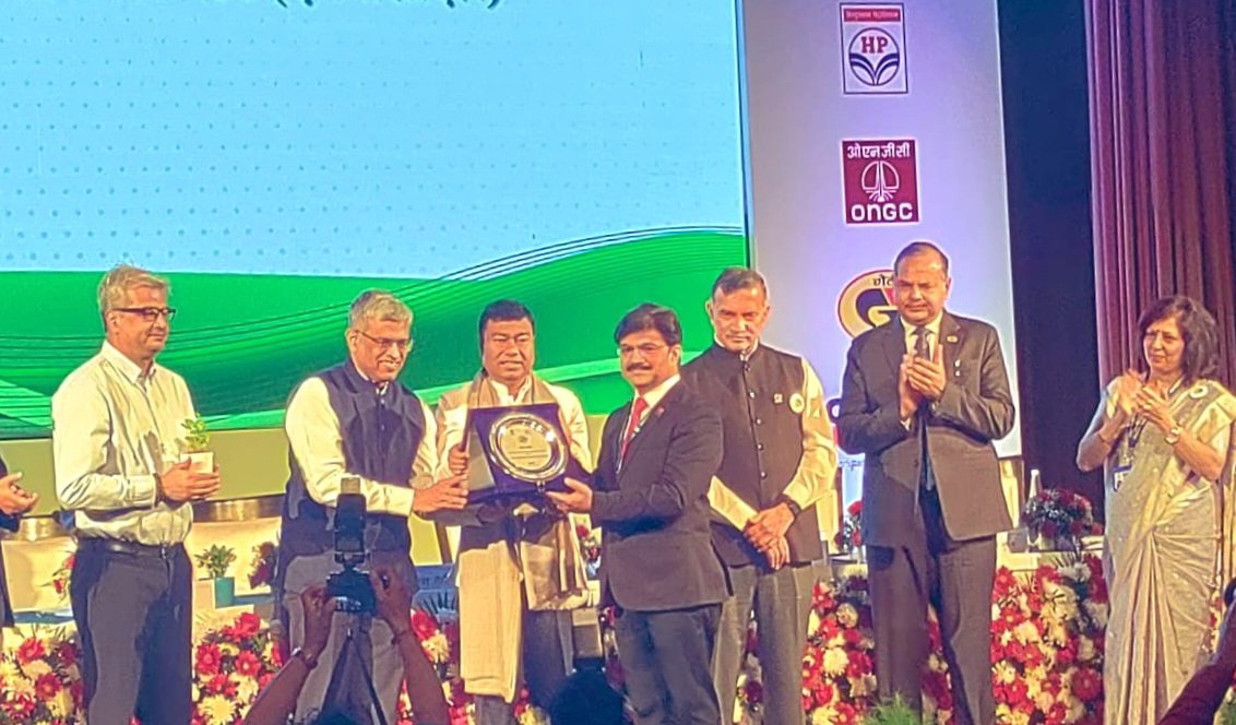 HPCL's tweet photo. #Saksham2023 fortnight with theme 'Energy Conservation Towards Net Zero' inaugurated by Hon MoS P&amp;NG, L&amp;E Sh @Rameswar_Teli at Delhi
On #HPCL behalf, our Dir.-Mktg, Sh Amit Garg, received Award for 'Significant Contribution Towards Fuel Conservation' from Hon MoS-P&amp;NG &amp; Secy-P&amp;NG https://t.co/vu8xiUntq0
